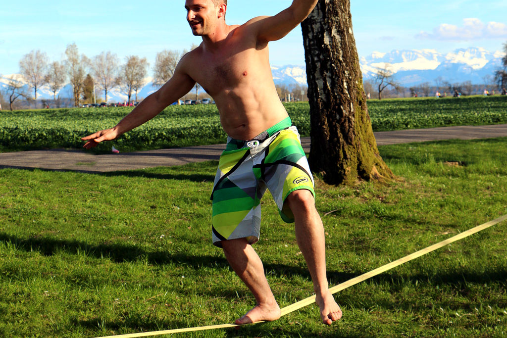 Ein Mann hat Spaß auf Slackline