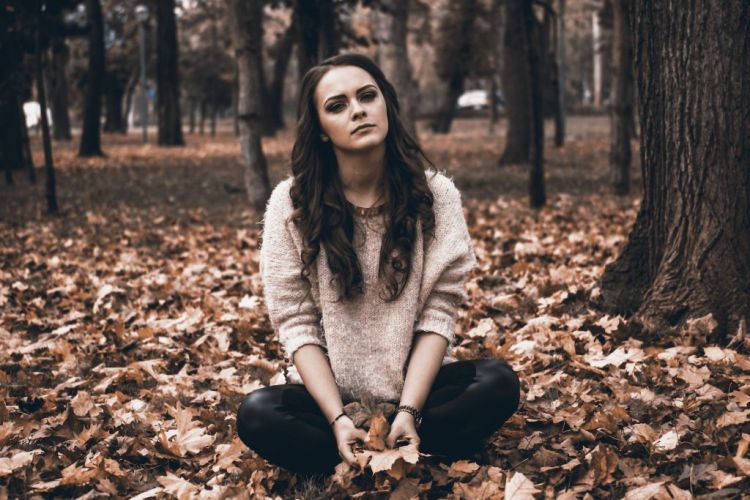 ein Mädchen im Wald mit depressiven Verstimmung